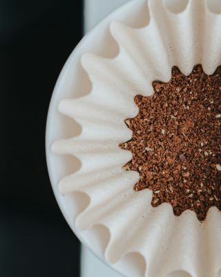 Filtr? Jo! ☕ S V60 si kávu připravíte tak, že vyniknou i ty nejjemnější chutě. Je to čisté, lehké a neskutečně návykové....